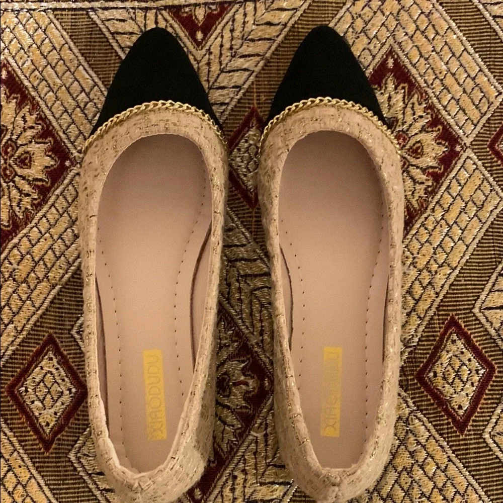 SHEIN Black and Cream Flats with Timeless Elegance - Picture 3 of 8
